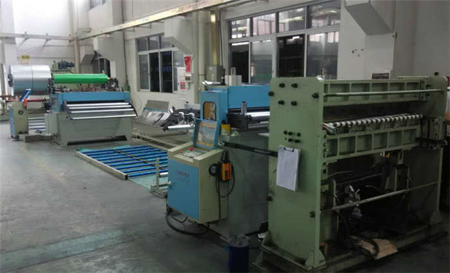 剪板機(jī)配1400伺服送料機(jī)矯正機(jī)自動(dòng)開(kāi)卷機(jī)生產(chǎn)線視頻
