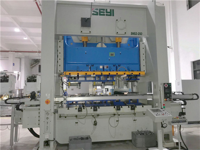 沖床三次元機(jī)械手配二合一開(kāi)卷整平機(jī)偏擺送料機(jī)生產(chǎn)線視頻