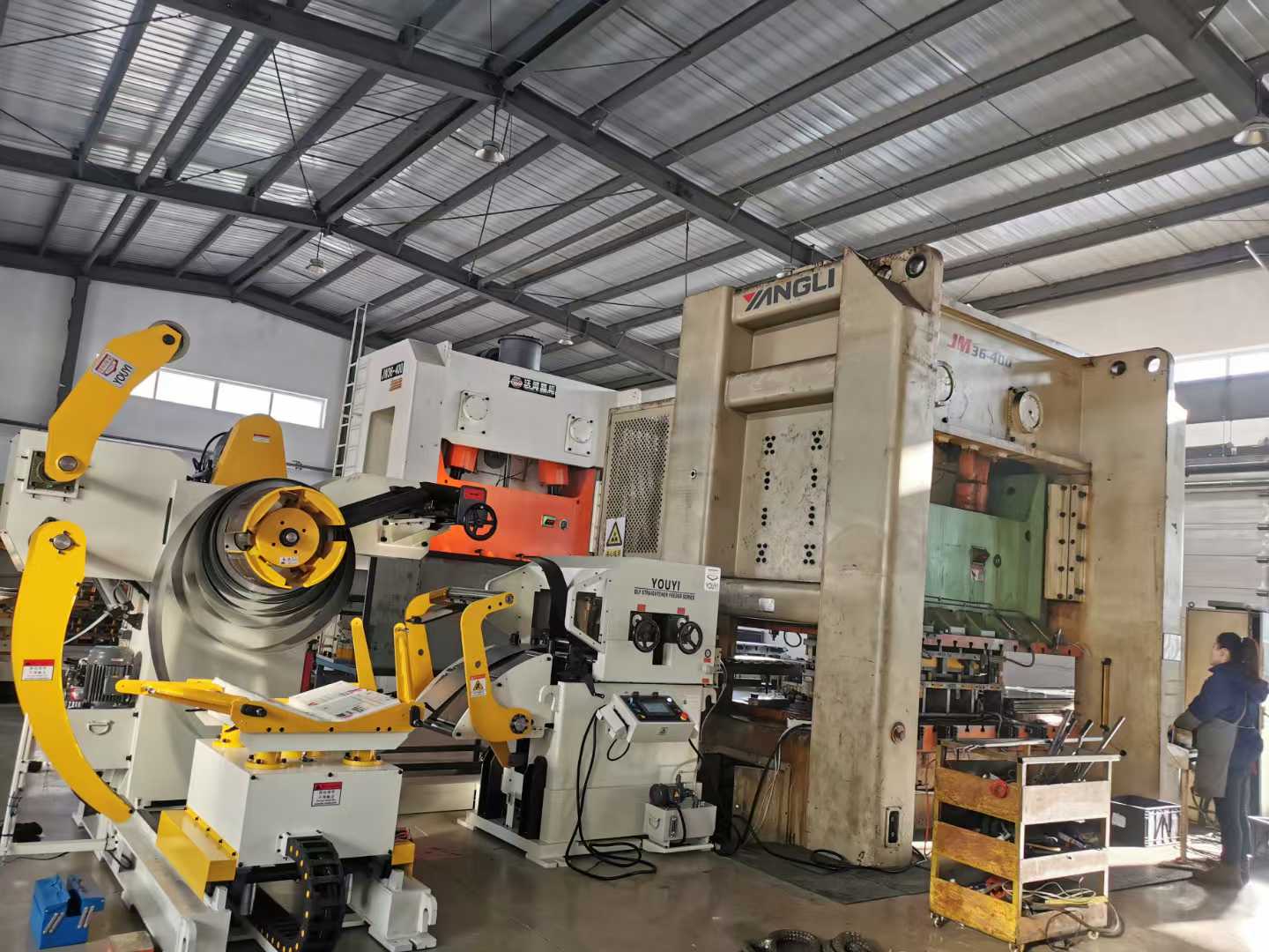 4個(gè)簡單步驟教你輕松掌握操作沖床三合一開卷整平送料機(jī)